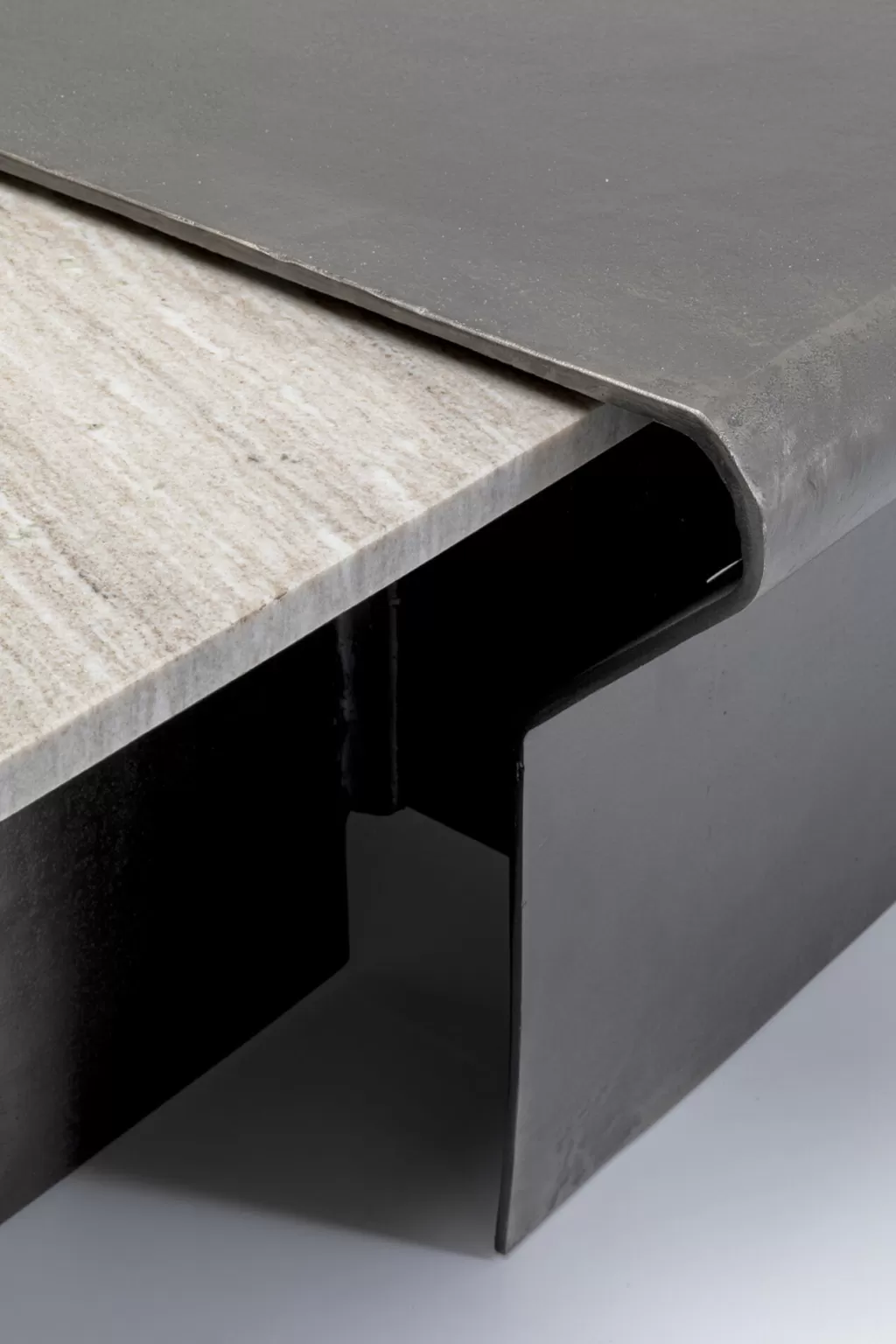 Sohvapöydät>KARE Design Montagna Sohvapöytä Marmoria Ja Metallia 142x70cm